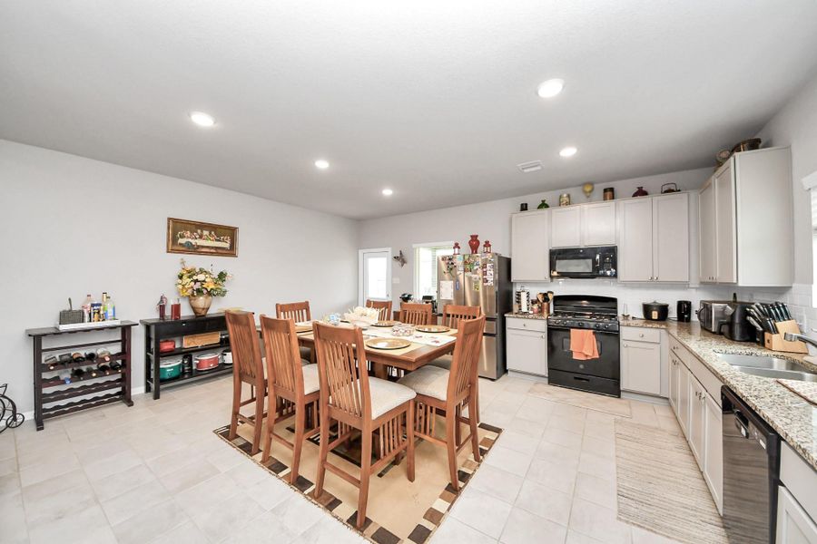 Furnished interior view inside a new home in Sierra Vista, Rosharon (Image 11).