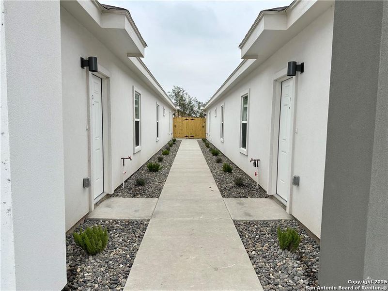 Spacious, unfurnished interior of a new home in , Alamo (Image 21).