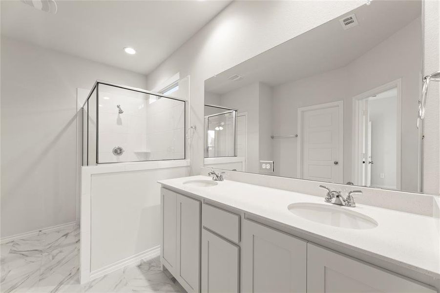 16. 3101 Yellow Pine - Bath (3)