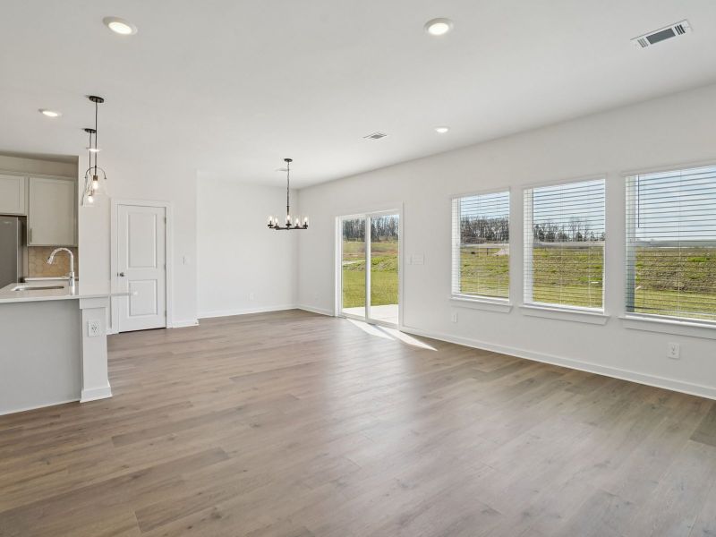 Spacious, unfurnished interior of a new home in Bear Springs, Columbia (Image 9).