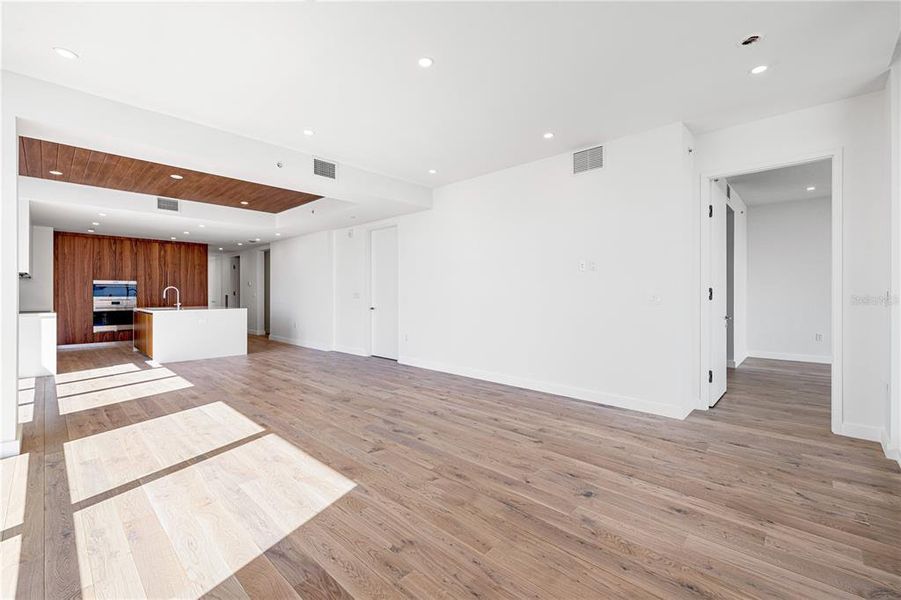 Spacious, unfurnished interior of a new home in , Sarasota (Image 25).