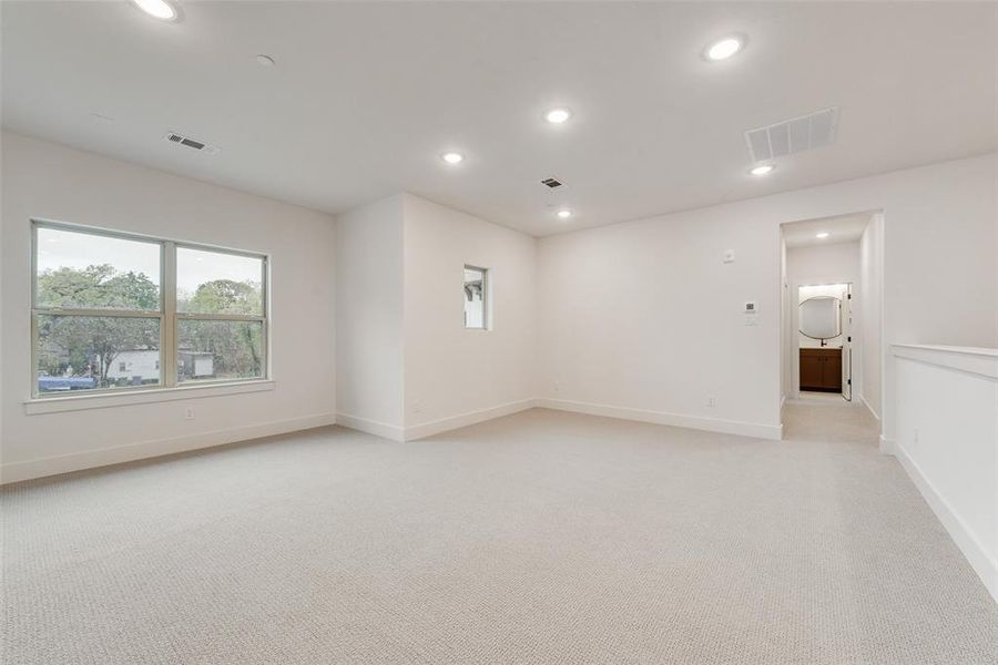 Spacious, unfurnished interior of a new home in , Lake Dallas (Image 15).