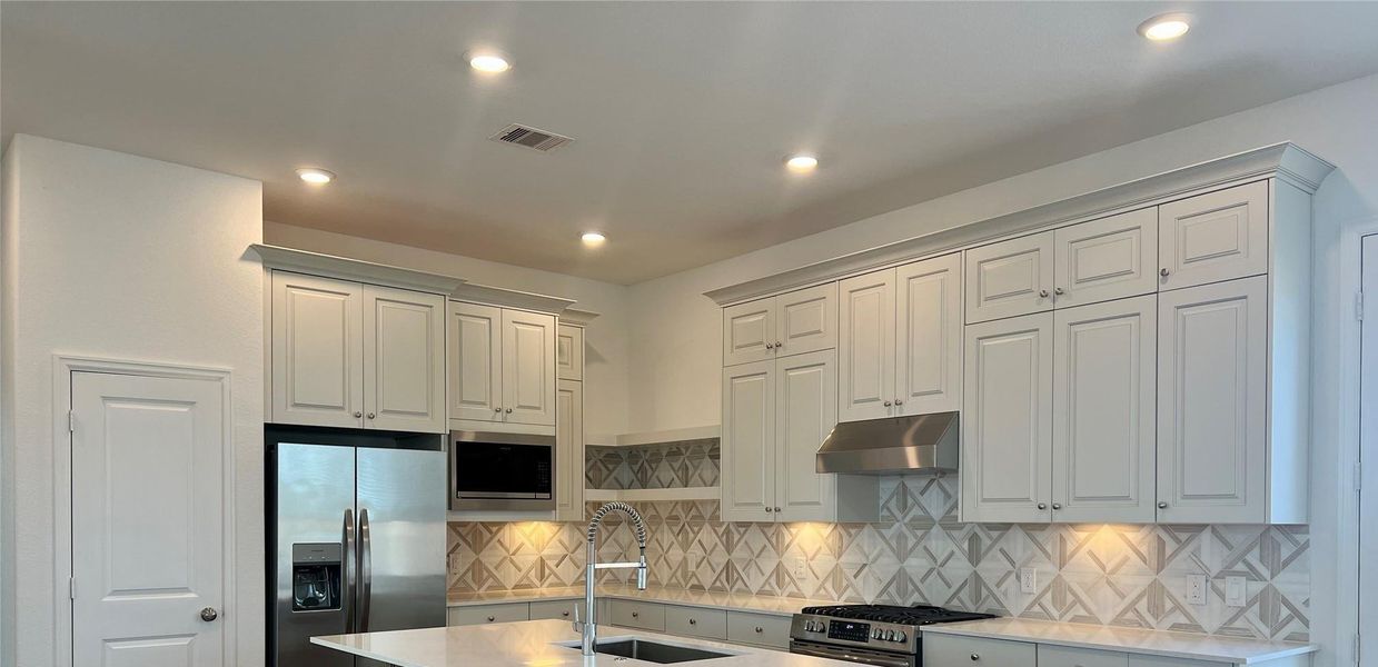 **Photos are a representation of the floorplan. This is not the actual floorplan.**