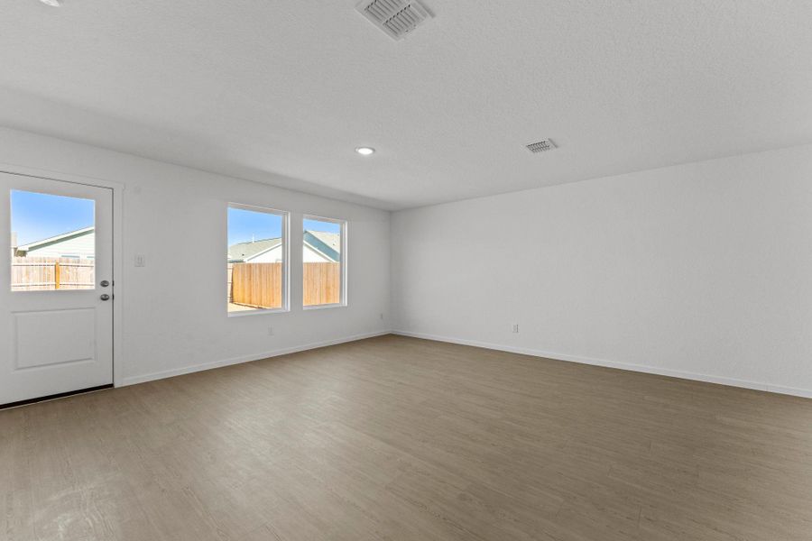 Spacious, unfurnished interior of a new home in Friendship Oaks, Fredericksburg (Image 14).