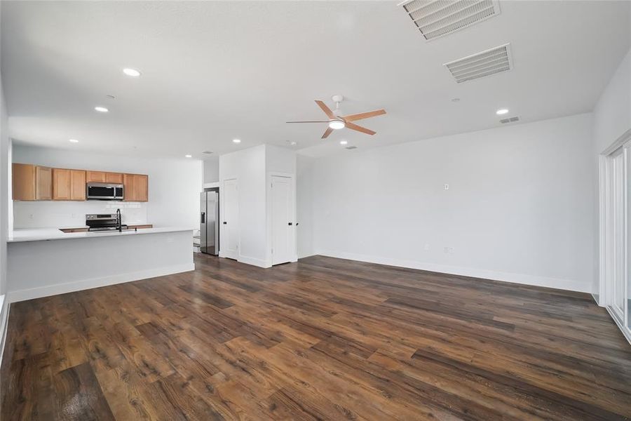 Spacious, unfurnished interior of a new home in , Denton (Image 12).