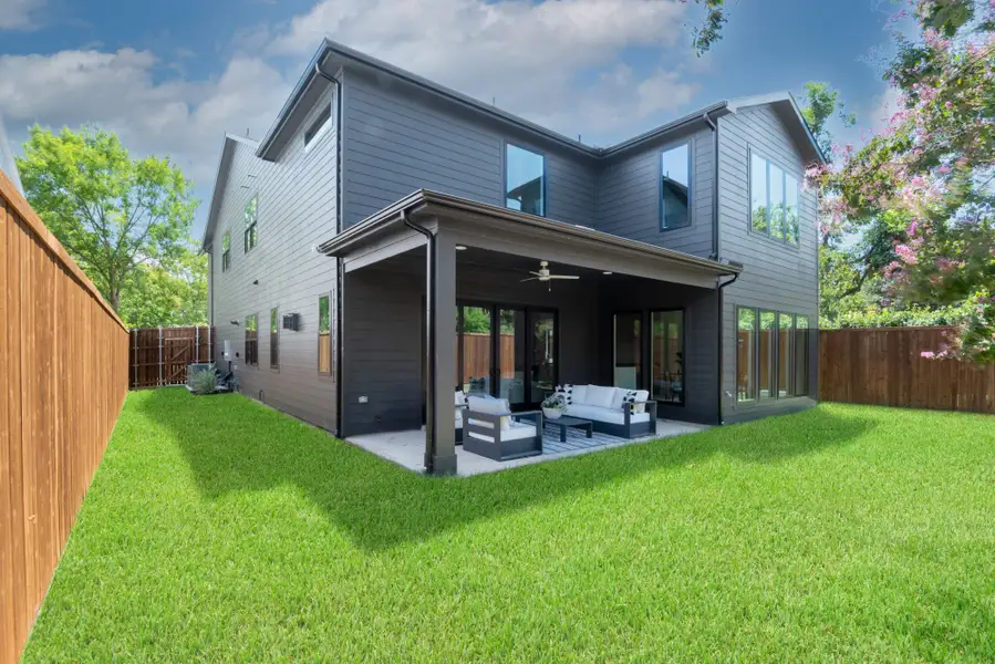 Exterior details and patio area of a home in , Dallas (Image 2).