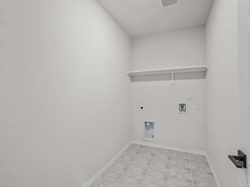 Spacious, unfurnished interior of a new home in Royal Crest, San Antonio (Image 40).