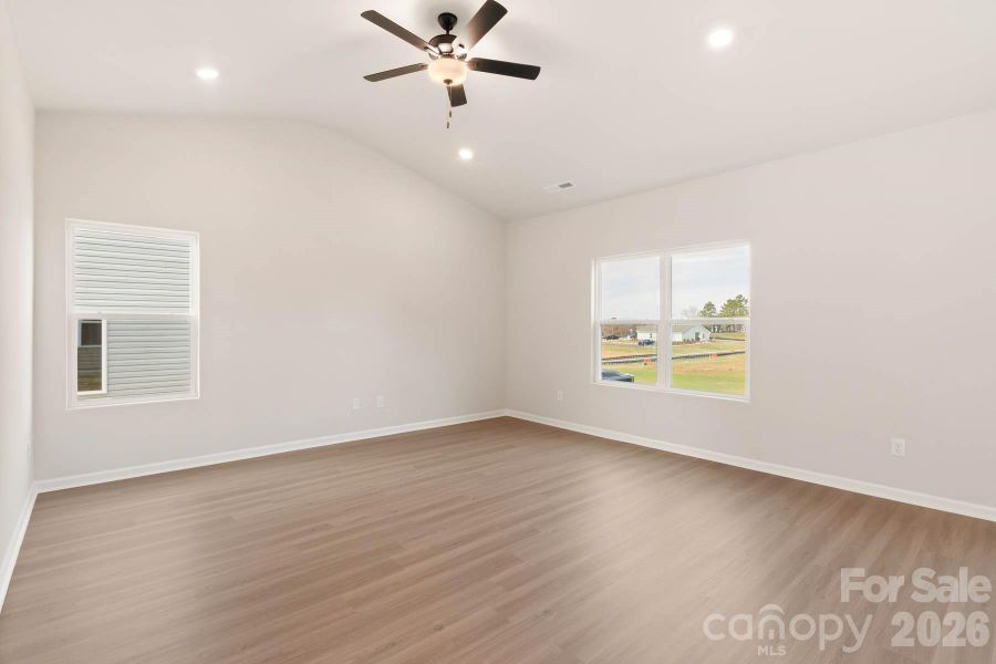 Spacious, unfurnished interior of a new home in Stagecoach Station, Gastonia (Image 6).