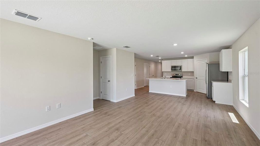 Spacious, unfurnished interior of a new home in Oakfield Lakes, Palmetto (Image 13).