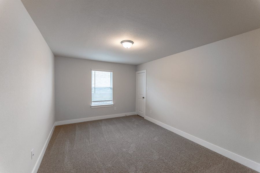 Spacious, unfurnished interior of a new home in Sunfield, Buda (Image 20).