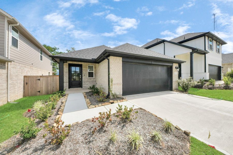 Exterior details and patio area of a home in Montgomery Ridge: Landmark Collection, Montgomery (Image 21).