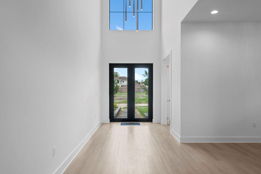 Be invited into this fantastic home with a gorgeous chandelier. Be invited into this fantastic home with a gorgeous chandelier.