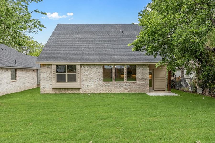Exterior details and patio area of a home in , Sherman (Image 4).