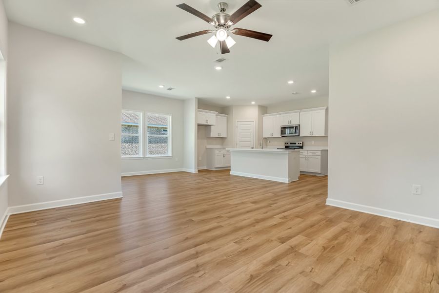 Representative unfurnished interior of a home built from the Elizabeth by CJL Homes in McCarthy Estates, Defuniak Springs (Image 30).