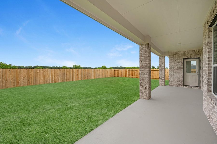 Exterior details and patio area of a home in Briarwood Crossing, Rosenberg (Image 4).