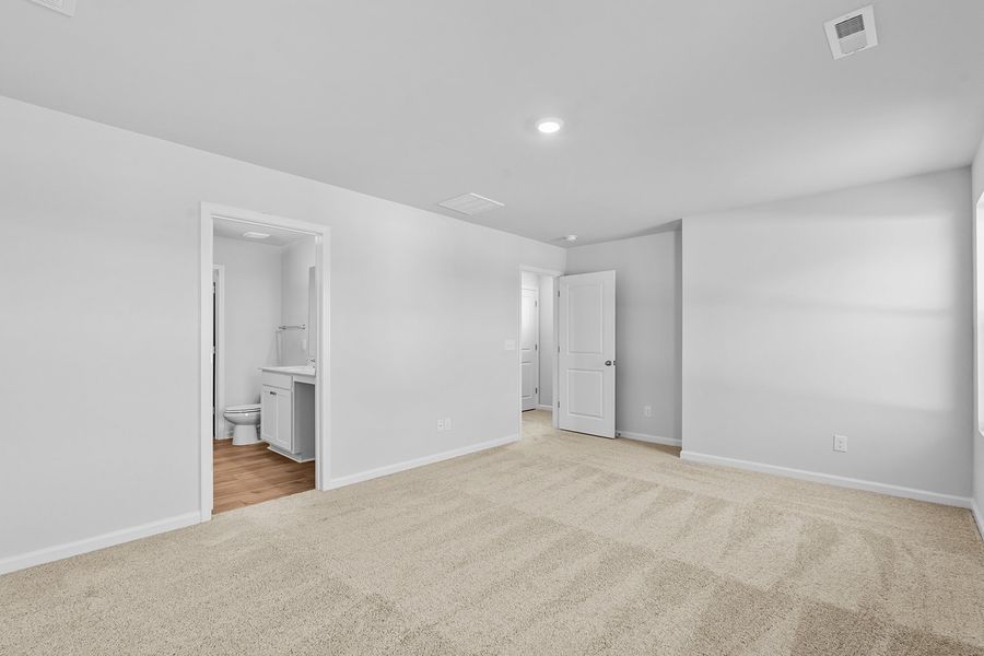 Spacious, unfurnished interior of a new home in Hanes Lake, Winston-Salem (Image 24).