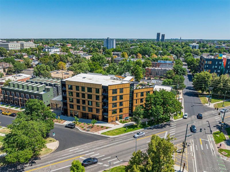 Condo located in Denver, CO showcasing its design and architecture (Image 4). Condo located in Denver, CO showcasing its design and architecture (Image 4).