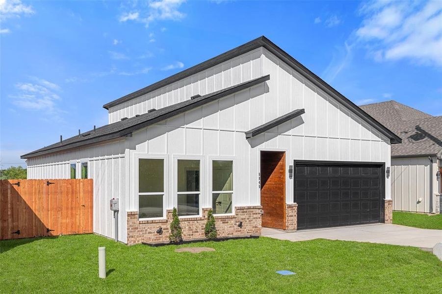 Front exterior of a new home in , Granbury, TX, highlighting curb appeal (Image 1). Front exterior of a new home in , Granbury, TX, highlighting curb appeal (Image 1).