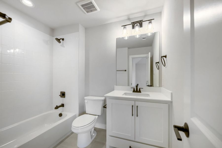 800 Blackberry - Full Bathroom 800 Blackberry - Full Bathroom