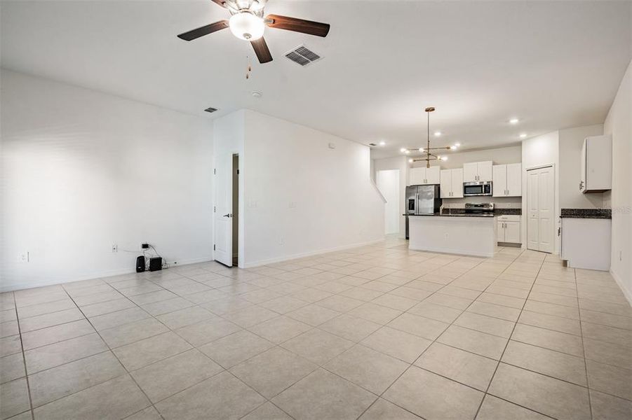 Spacious, unfurnished interior of a new home in , Tampa (Image 43).