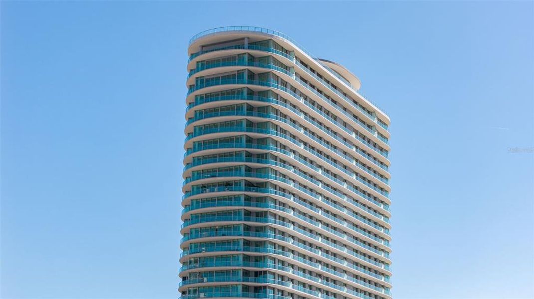Condo located in St. Petersburg, FL showcasing its design and architecture (Image 68).