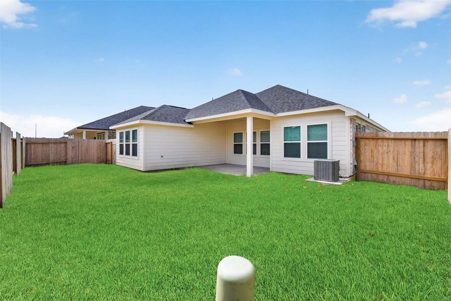 Exterior details and patio area of a home in Rollingbrook Estates, Baytown (Image 30).