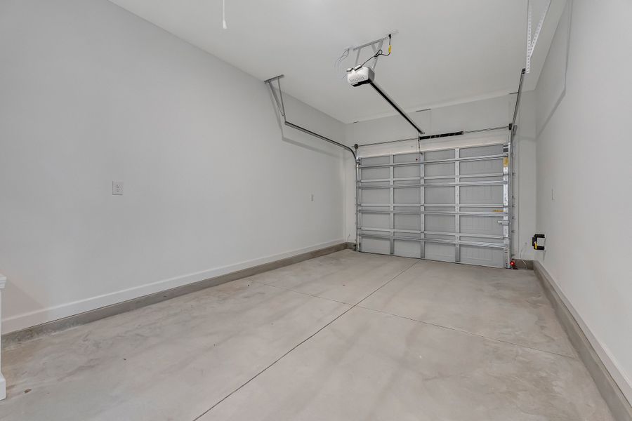 Spacious, unfurnished interior of a new home in Live Oak Cottages, Freeport (Image 38).