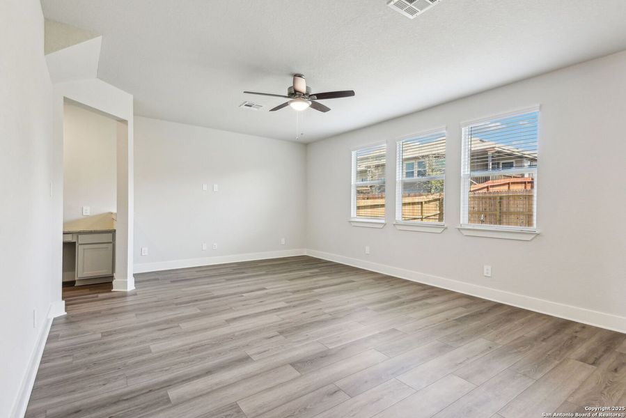 Spacious, unfurnished interior of a new home in Thomas Pond, San Antonio (Image 37).