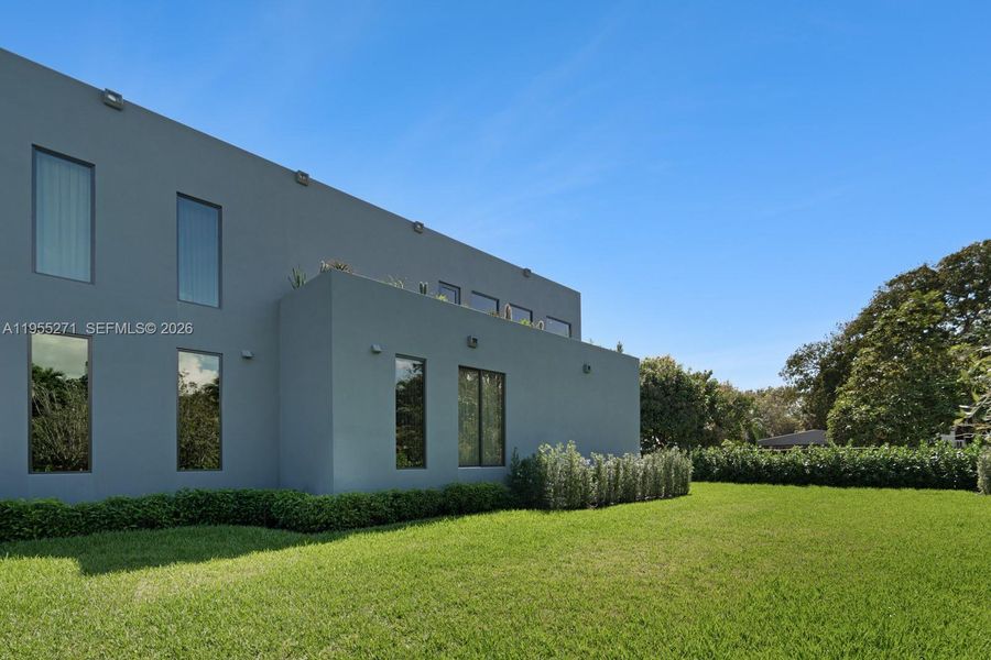 Exterior details and patio area of a home in , Pinecrest (Image 3).