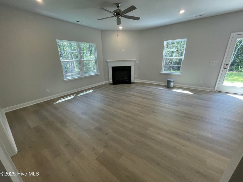 Spacious, unfurnished interior of a new home in Mill Creek Cove, Bolivia (Image 9).
