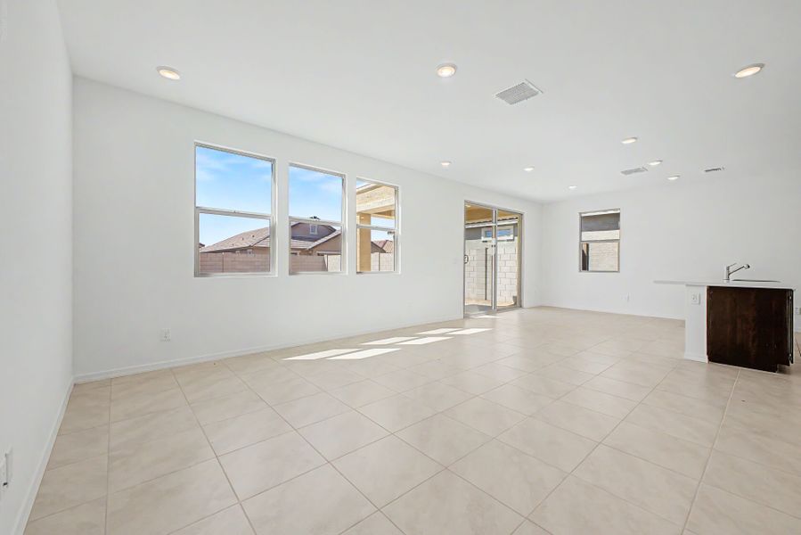 Spacious, unfurnished interior of a new home in Baker Farms, Phoenix (Image 8).