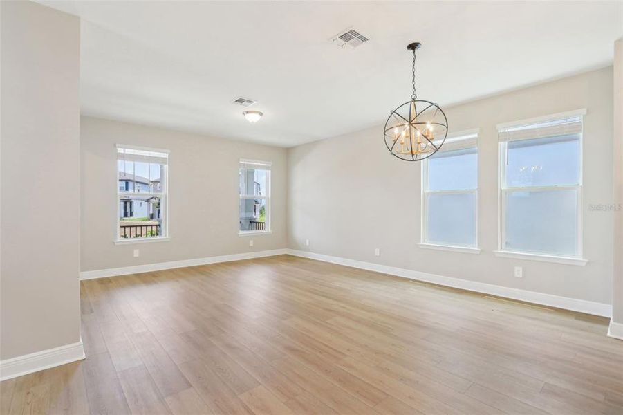 Spacious, unfurnished interior of a new home in Silverleaf Reserve Bungalows, Winter Garden (Image 20).