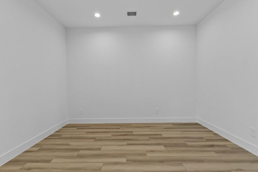 Spacious, unfurnished interior of a new home in Silverthorne, Conroe (Image 18). Spacious, unfurnished interior of a new home in Silverthorne, Conroe (Image 18).