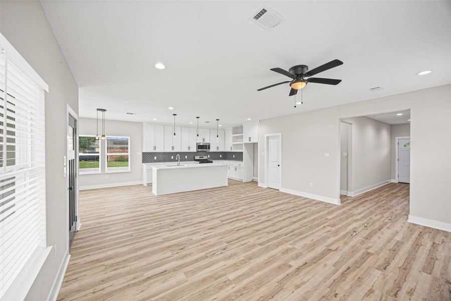 Spacious, unfurnished interior of a new home in , Houston (Image 23).