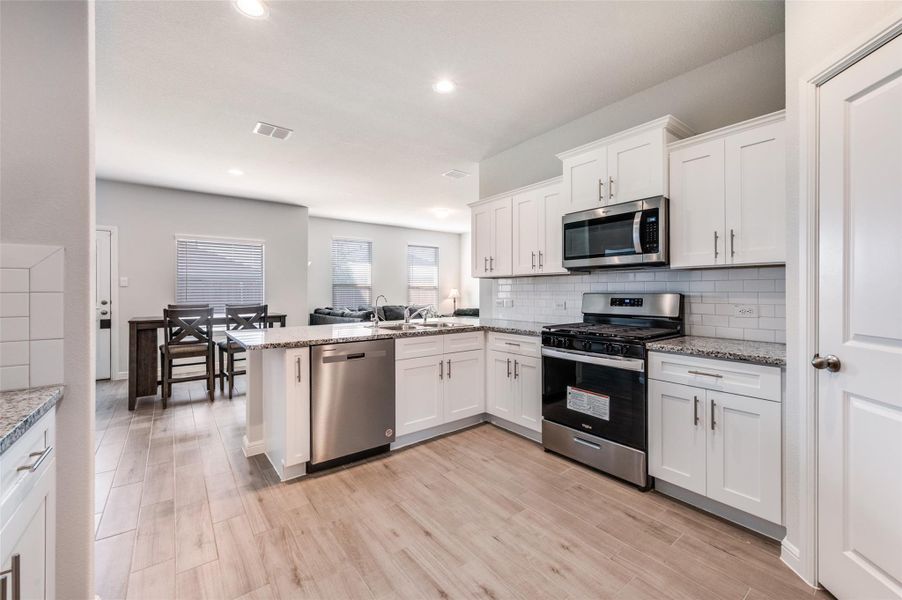 Furnished interior view inside a new home in Terra Trace, Fort Worth (Image 31). Furnished interior view inside a new home in Terra Trace, Fort Worth (Image 31).