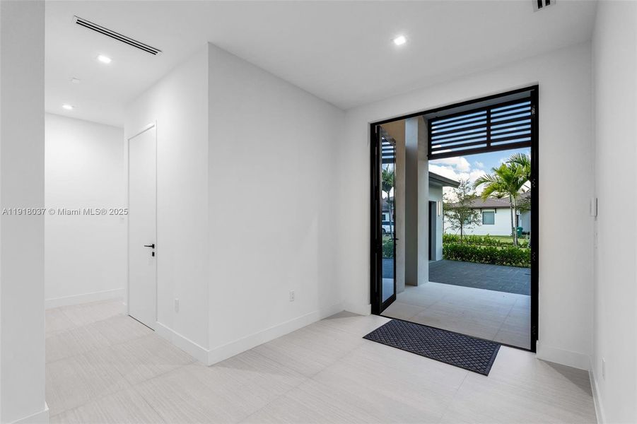 Spacious, unfurnished interior of a new home in , Cutler Bay (Image 26).