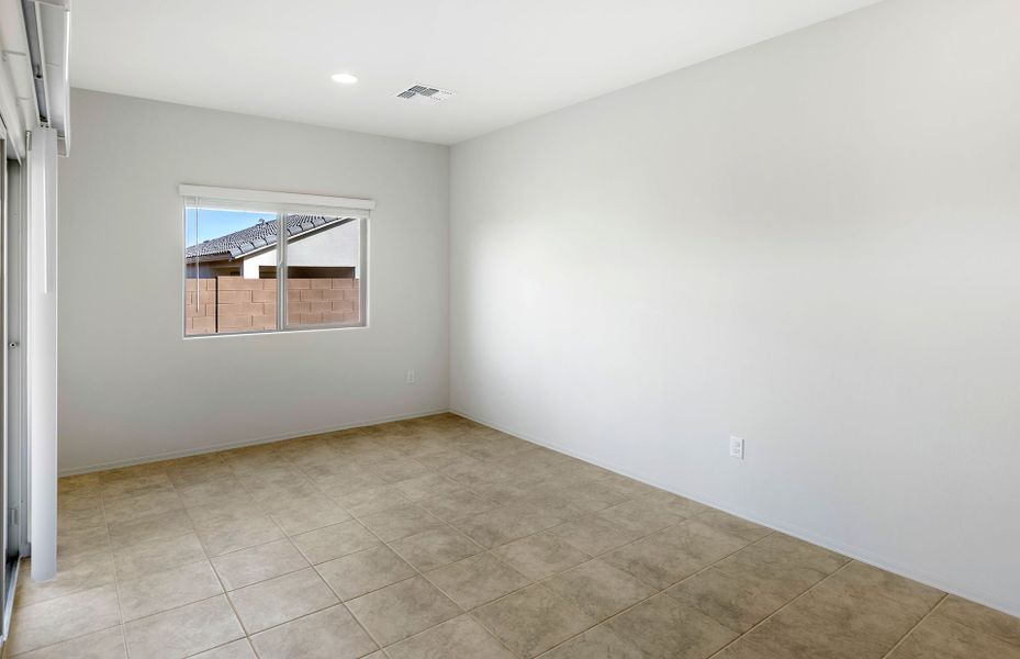 Spacious, unfurnished interior of a new home in Copper Falls, Buckeye (Image 13).
