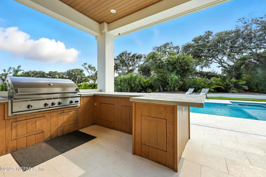 Exterior details and patio area of a home in , Ponte Vedra Beach (Image 25).