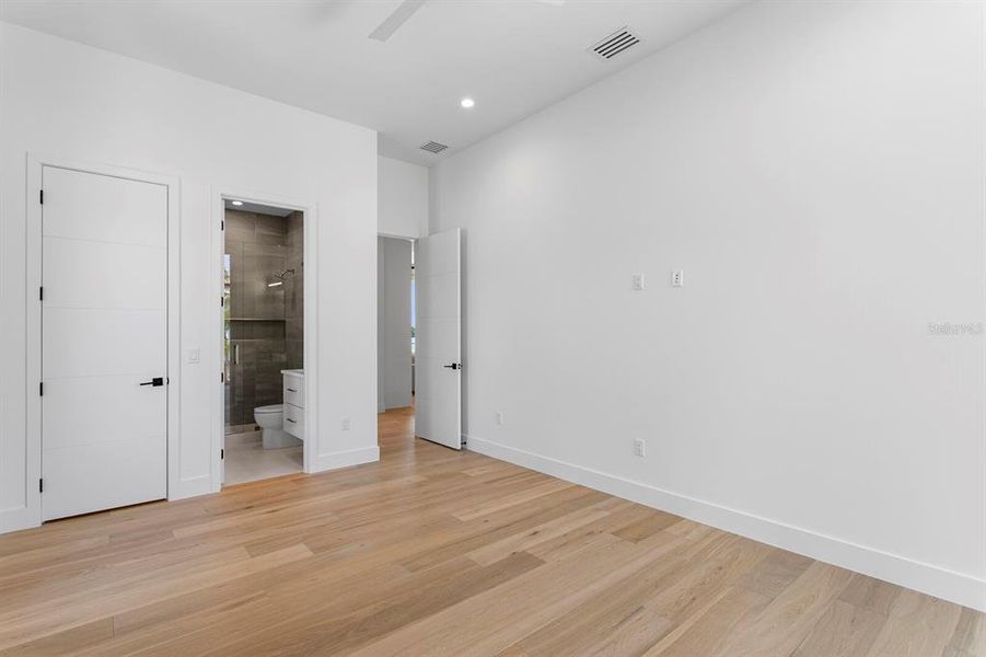 Spacious, unfurnished interior of a new home in , Tierra Verde (Image 24).