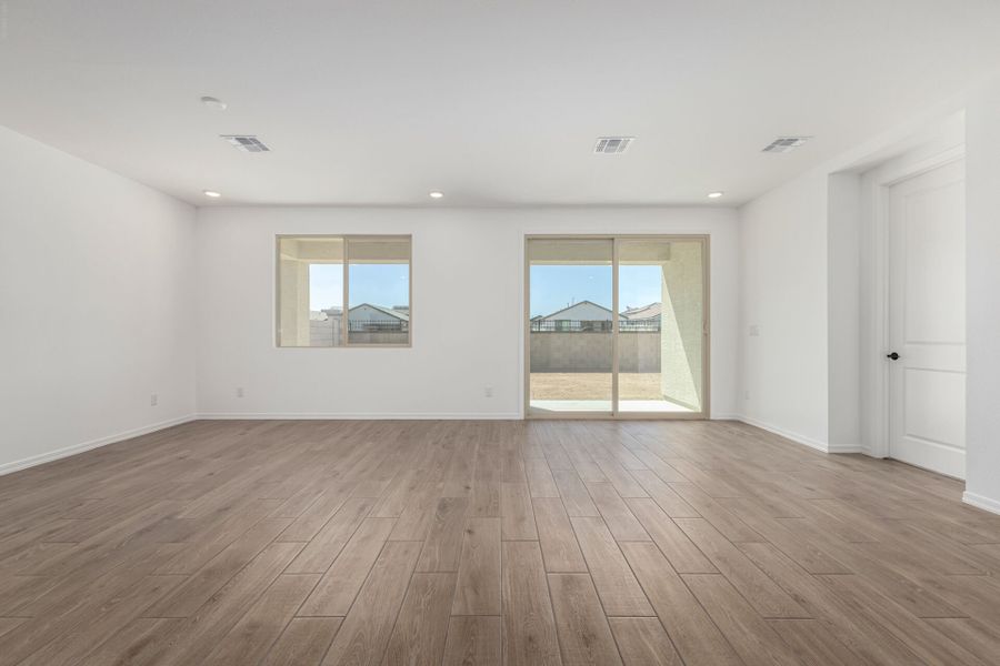 Spacious, unfurnished interior of a new home in Tyler Ranch, Buckeye (Image 10).