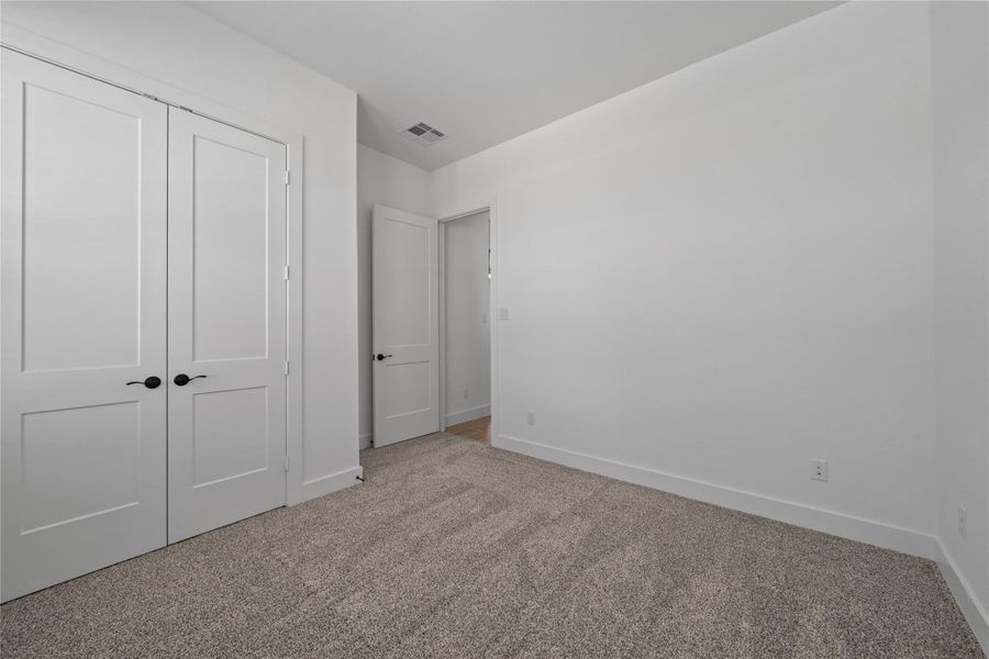 Spacious, unfurnished interior of a new home in Riceland, Mont Belvieu (Image 30).