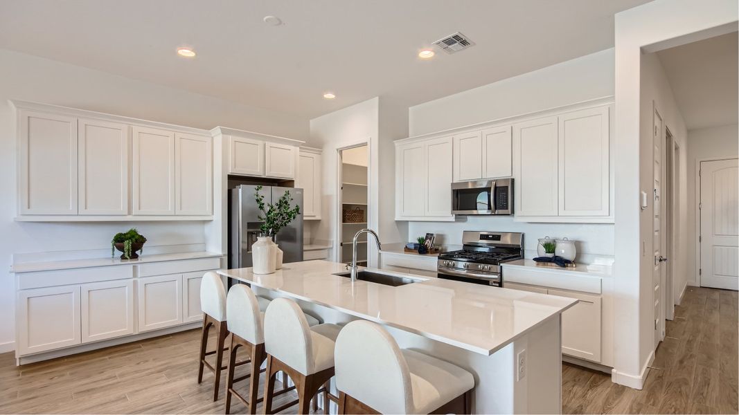 5583 Explorer Kitchen 2of4 F1 Base3