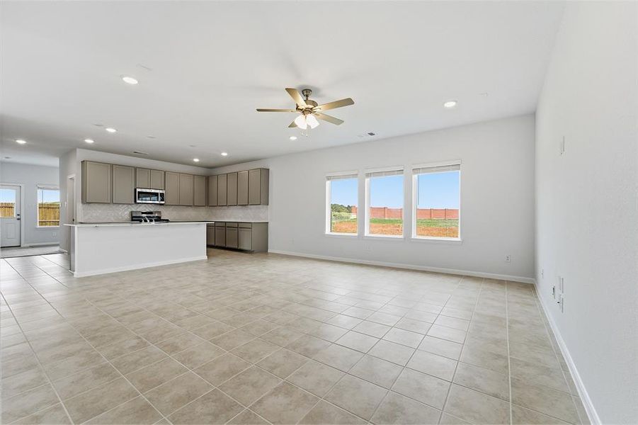Spacious, unfurnished interior of a new home in Saddlebrook Estates, Waxahachie (Image 13).
