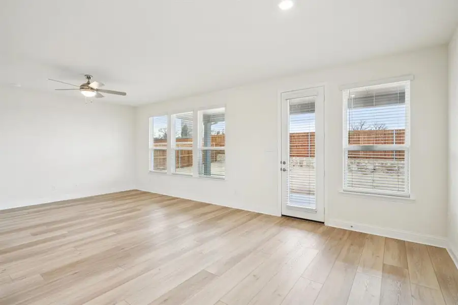 Spacious, unfurnished interior of a new home in Eagle Creek, Denton (Image 11).