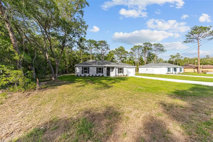 Exterior details and patio area of a home in , Ocala (Image 3).