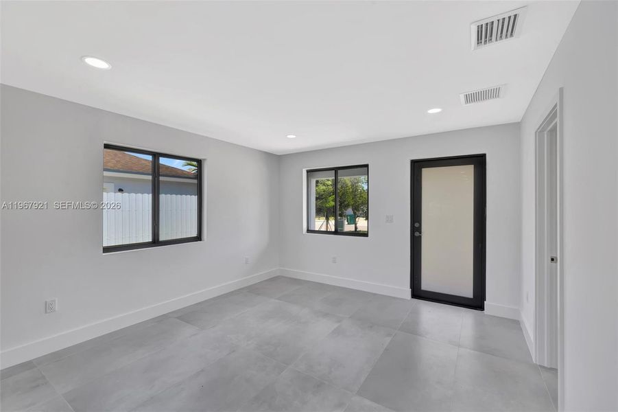 Spacious, unfurnished interior of a new home in , Miami Gardens (Image 24).