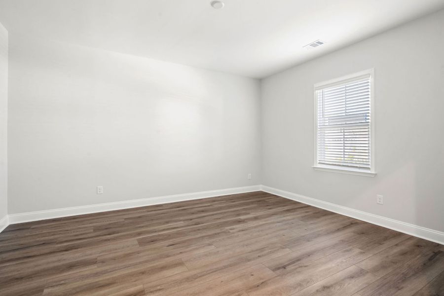 Spacious, unfurnished interior of a new home in Waterways, Richmond Hill (Image 15).