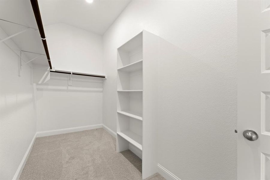 22_23. 541 San Angelo - Closet