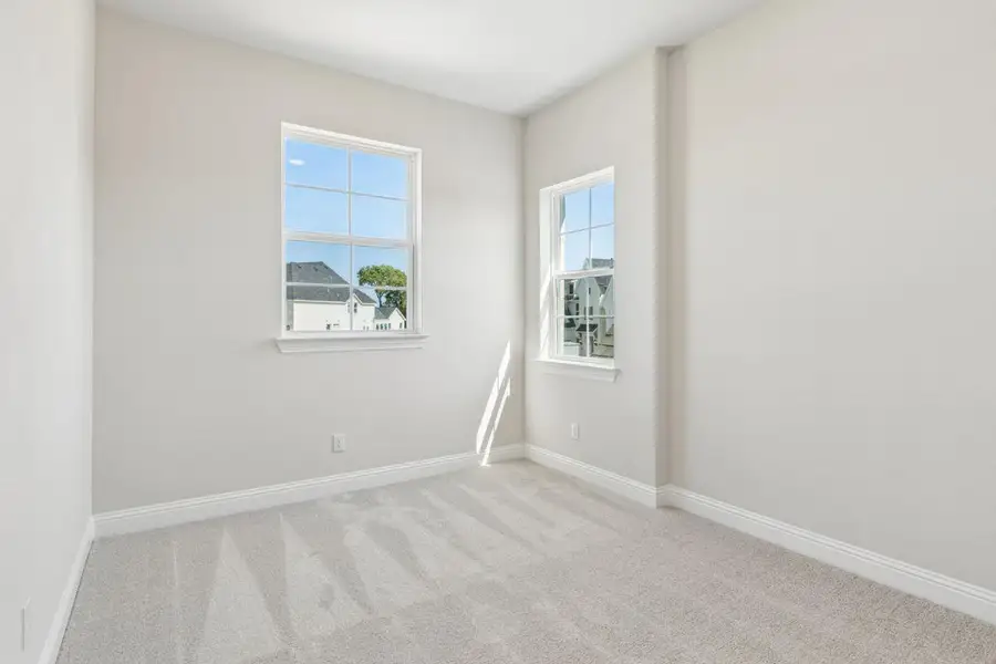 Spacious, unfurnished interior of a new home in Heath Golf & Yacht Club, Heath (Image 20).