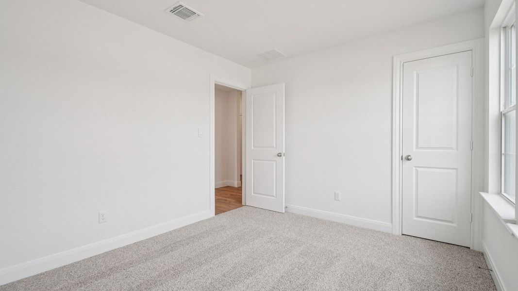 Spacious, unfurnished interior of a new home in Railhead, Cedar Creek (Image 20).